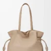 Stor Flamenco-clutch i nappa kalvskinn Sand Stor Flamenco-clutch i nappa kalvskinn Sand