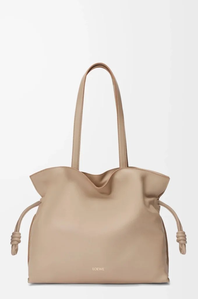 Stor Flamenco-clutch i nappa kalvskinn Sand Stor Flamenco-clutch i nappa kalvskinn Sand