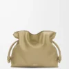 Stor Flamenco-clutch i nappakalvskinn Clay Green Stor Flamenco-clutch i nappakalvskinn Clay Green