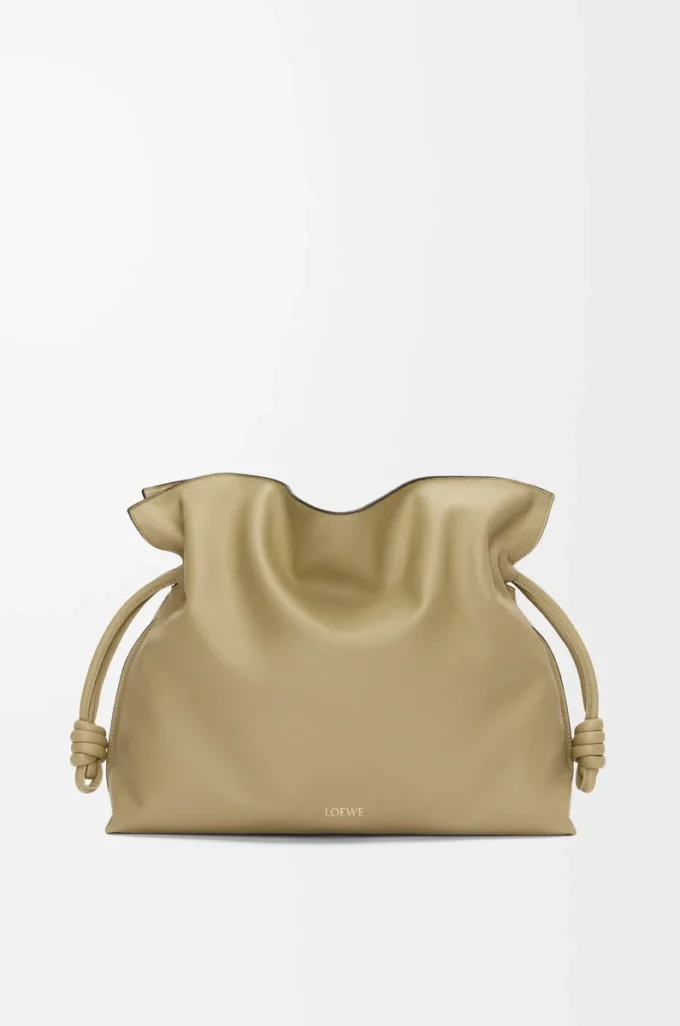 Stor Flamenco-clutch i nappakalvskinn Clay Green Stor Flamenco-clutch i nappakalvskinn Clay Green