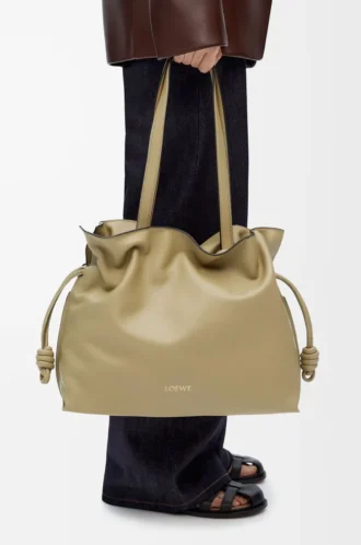Stor Flamenco-clutch i nappakalvskinn Clay Green