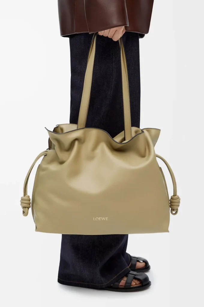 Stor Flamenco-clutch i nappakalvskinn Clay Green Stor Flamenco-clutch i nappakalvskinn Clay Green