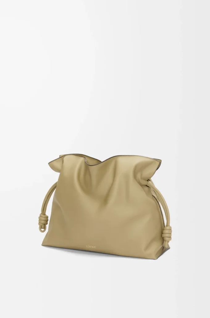 Stor Flamenco-clutch i nappakalvskinn Clay Green Stor Flamenco-clutch i nappakalvskinn Clay Green