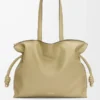 Stor Flamenco-clutch i nappakalvskinn Clay Green Stor Flamenco-clutch i nappakalvskinn Clay Green