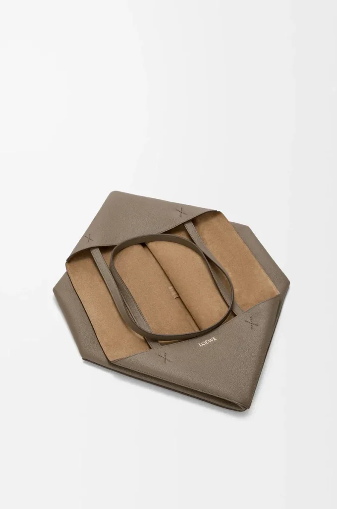 Stor horisontell Puzzle Fold-väska i mjukt kornat kalvskinn Taupe Stor horisontell Puzzle Fold-väska i mjukt kornat kalvskinn Taupe