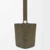 Stor Pebble-hinkväska i mocka kalvskinn Dark Olive Stor Pebble-hinkväska i mocka kalvskinn Dark Olive