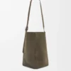 Stor Pebble-hinkväska i mocka kalvskinn Dark Olive Stor Pebble-hinkväska i mocka kalvskinn Dark Olive