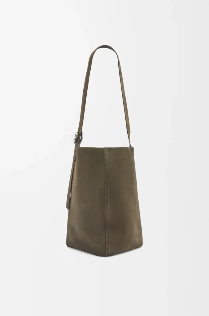 Stor Pebble-hinkväska i mocka kalvskinn Dark Olive Stor Pebble-hinkväska i mocka kalvskinn Dark Olive