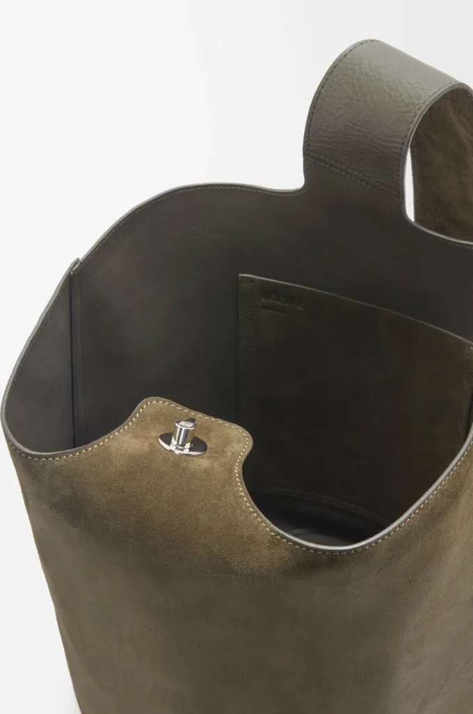 Stor Pebble-hinkväska i mocka kalvskinn Dark Olive Stor Pebble-hinkväska i mocka kalvskinn Dark Olive