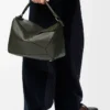 Stor Puzzle-väska i mjukt kornat kalvskinn, mörk khaki Stor Puzzle-väska i mjukt kornat kalvskinn, mörk khaki