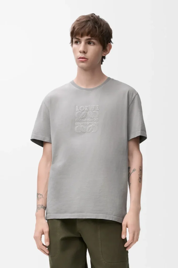 T-shirt i bomull, ljusgrå, med avslappnad passform T-shirt i bomull, ljusgrå, med avslappnad passform
