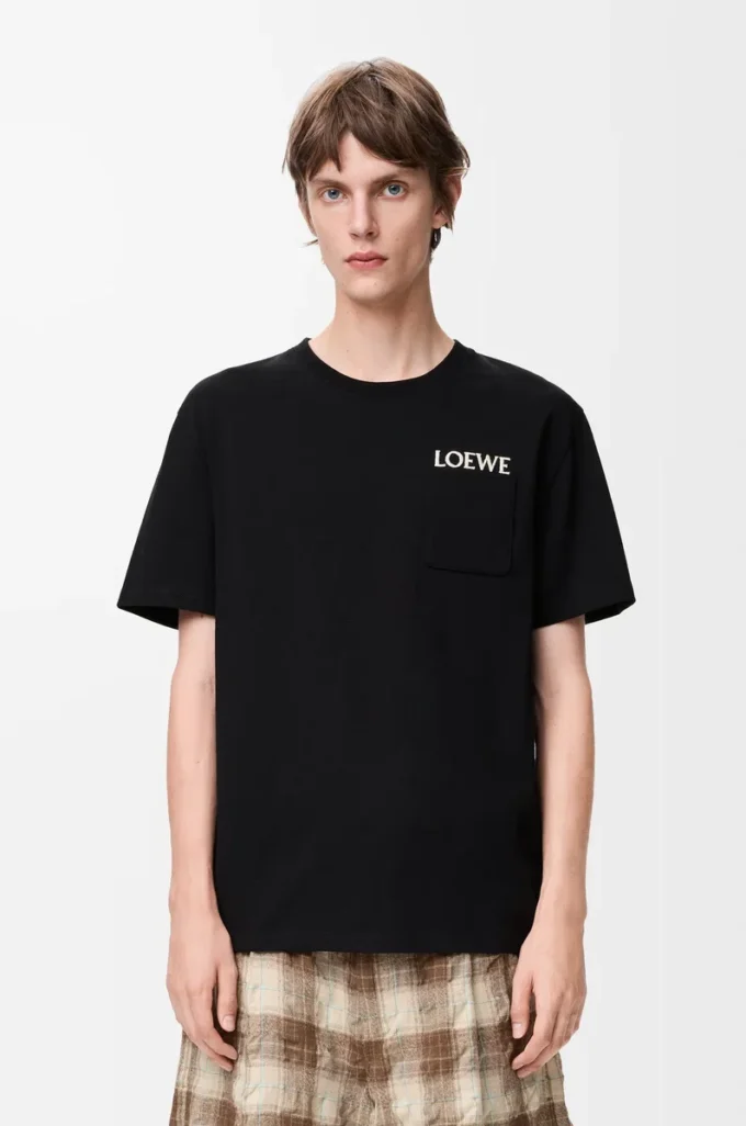 T-shirt i bomull med avslappnad passform Svart T-shirt i bomull med avslappnad passform Svart