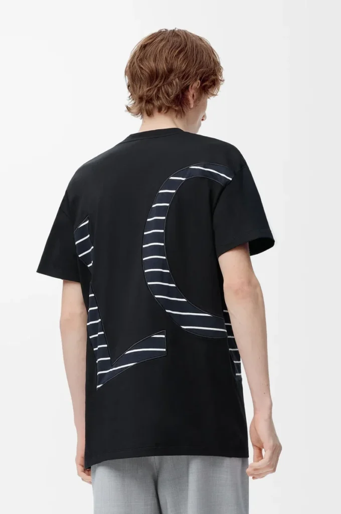 T-shirt i bomull med avslappnad passform Svart T-shirt i bomull med avslappnad passform Svart