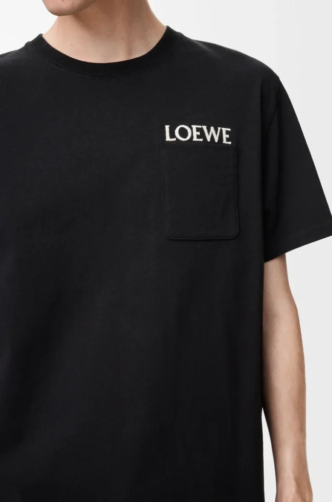 T-shirt i bomull med avslappnad passform Svart T-shirt i bomull med avslappnad passform Svart