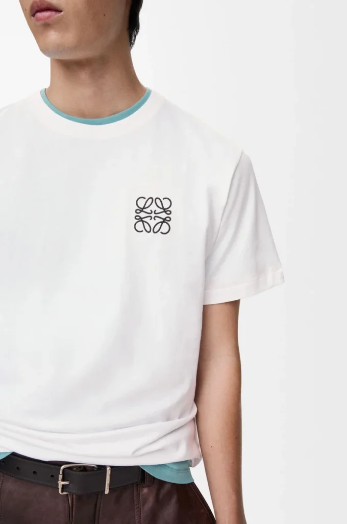 T-shirt i bomull med normal passform Vit T-shirt i bomull med normal passform Vit