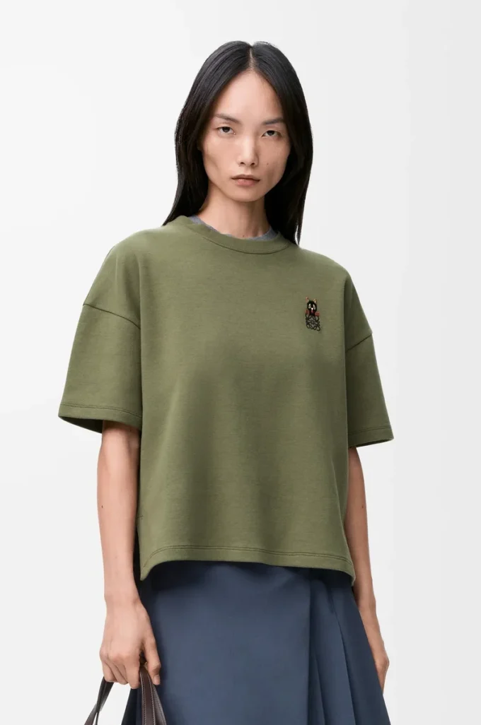 T-shirt i bomullsblandning med normal passform. Kaki T-shirt i bomullsblandning med normal passform. Kaki