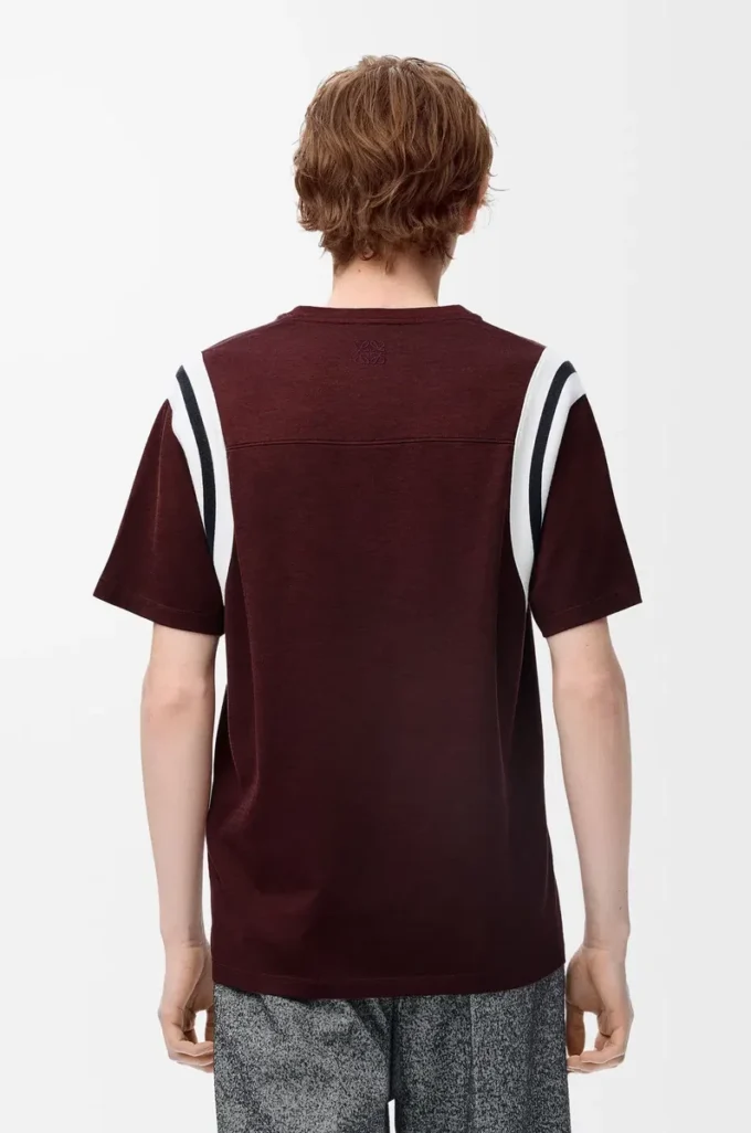 T-shirt i normal passform i bomull och viskos, vinröd