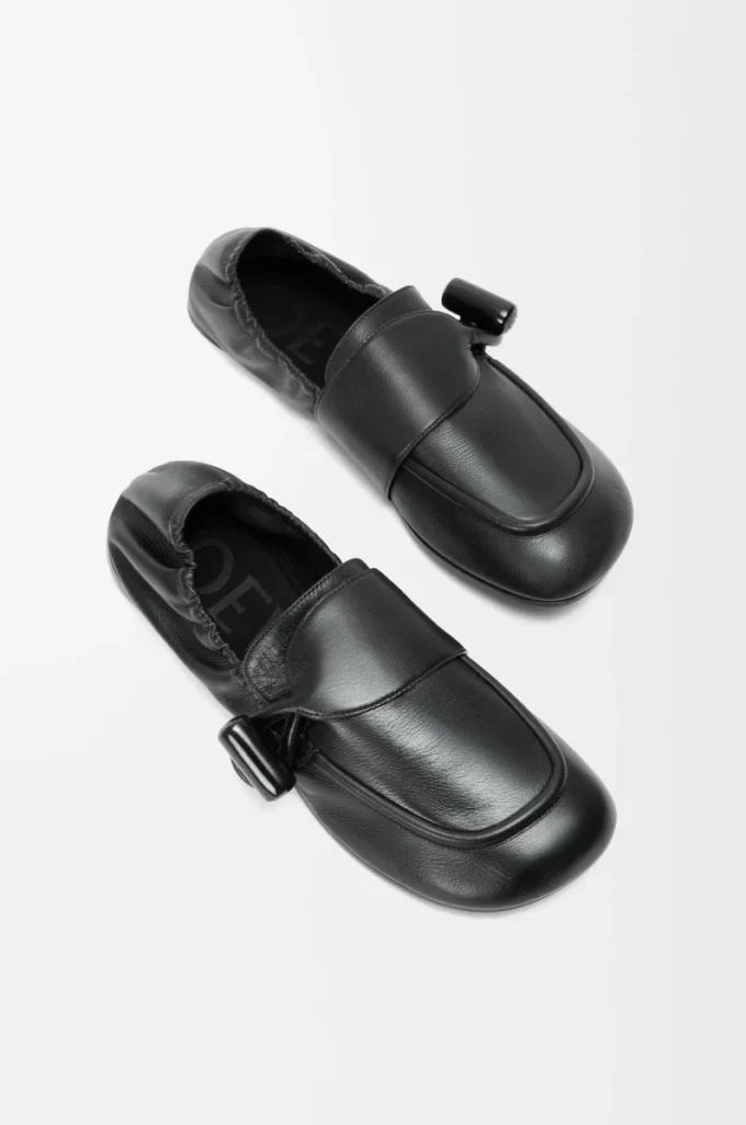 Toggle loafer i glänsande slät kalvskinn Svart Toggle loafer i glänsande slät kalvskinn Svart