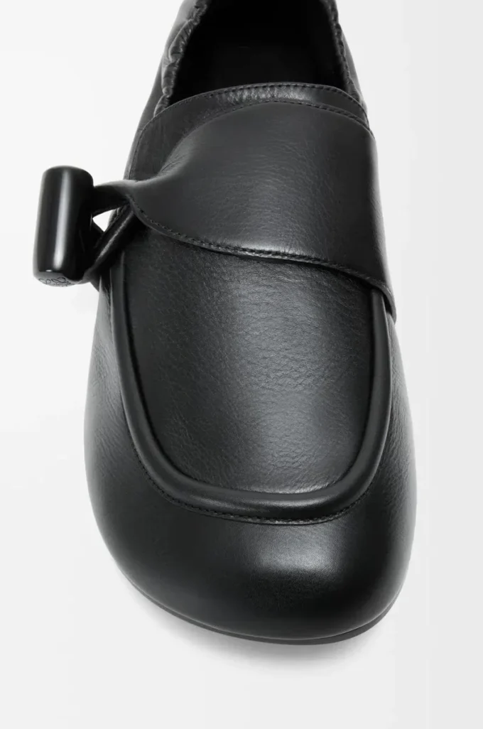 Toggle loafer i glänsande slät kalvskinn Svart Toggle loafer i glänsande slät kalvskinn Svart
