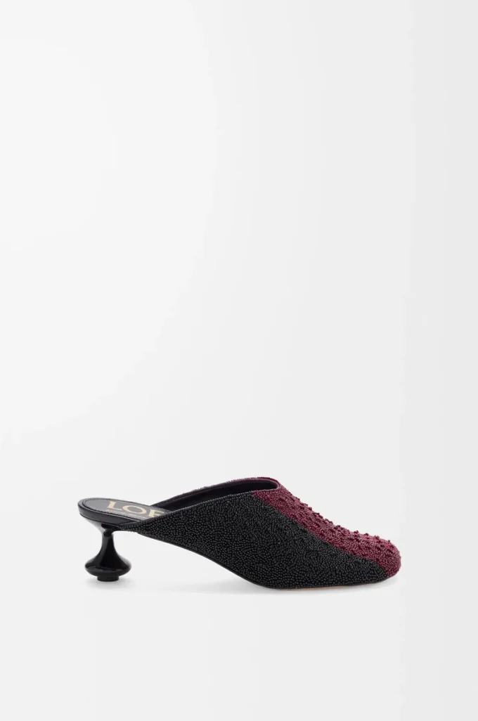 Toy mule i broderad canvas Svart/mörk burgundy Toy mule i broderad canvas Svart/mörk burgundy