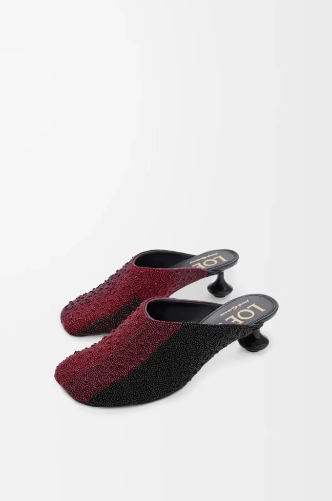 Toy mule i broderad canvas Svart/mörk burgundy Toy mule i broderad canvas Svart/mörk burgundy