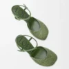 Toy-pumps med ankelrem i strassdekorerat mocka, militärgrön Toy-pumps med ankelrem i strassdekorerat mocka, militärgrön