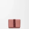 Trefaldig plånbok i mjukt kornat kalvskinn Blush/Mahogany Trefaldig plånbok i mjukt kornat kalvskinn Blush/Mahogany