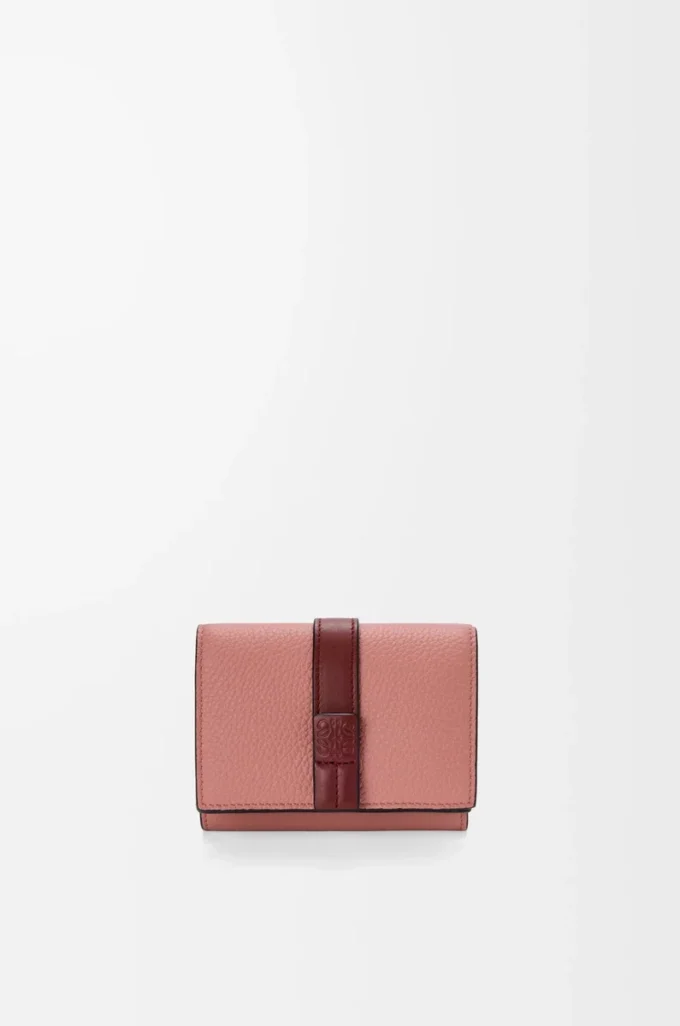 Trefaldig plånbok i mjukt kornat kalvskinn Blush/Mahogany Trefaldig plånbok i mjukt kornat kalvskinn Blush/Mahogany