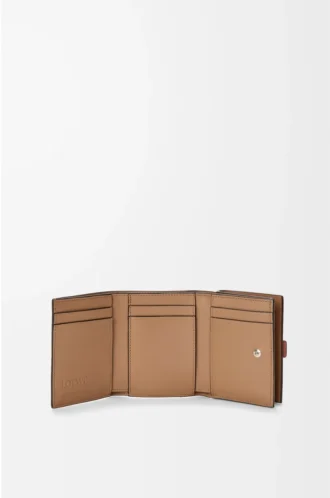 Trefaldig plånbok i mjukt kornat kalvskinn Blush/Mahogany