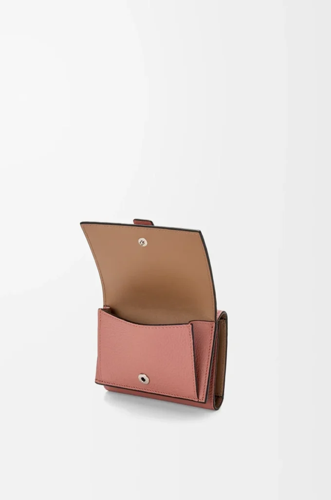 Trefaldig plånbok i mjukt kornat kalvskinn Blush/Mahogany Trefaldig plånbok i mjukt kornat kalvskinn Blush/Mahogany
