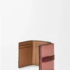 Trefaldig plånbok i mjukt kornat kalvskinn Blush/Mahogany Trefaldig plånbok i mjukt kornat kalvskinn Blush/Mahogany