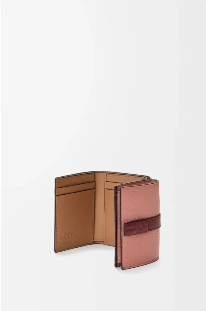 Trefaldig plånbok i mjukt kornat kalvskinn Blush/Mahogany Trefaldig plånbok i mjukt kornat kalvskinn Blush/Mahogany