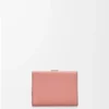 Trefaldig plånbok i mjukt kornat kalvskinn Blush/Mahogany Trefaldig plånbok i mjukt kornat kalvskinn Blush/Mahogany