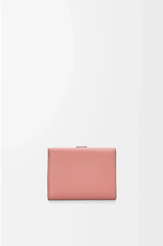 Trefaldig plånbok i mjukt kornat kalvskinn Blush/Mahogany Trefaldig plånbok i mjukt kornat kalvskinn Blush/Mahogany