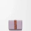 Trefaldig plånbok i mjukt kornat kalvskinn Dirty Mauve/Squirrel Trefaldig plånbok i mjukt kornat kalvskinn Dirty Mauve/Squirrel