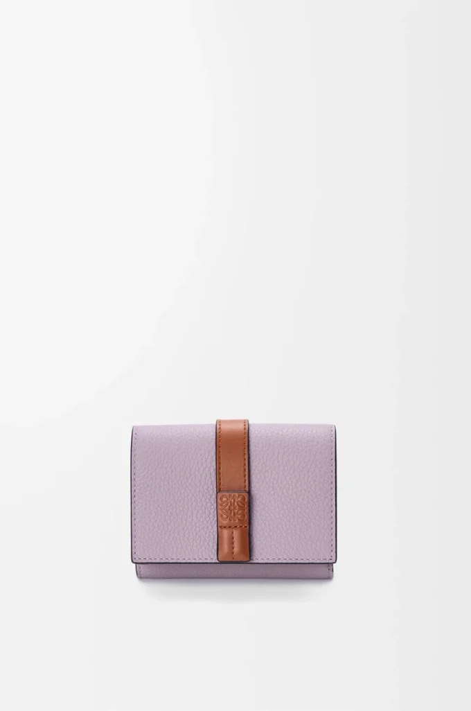 Trefaldig plånbok i mjukt kornat kalvskinn Dirty Mauve/Squirrel Trefaldig plånbok i mjukt kornat kalvskinn Dirty Mauve/Squirrel