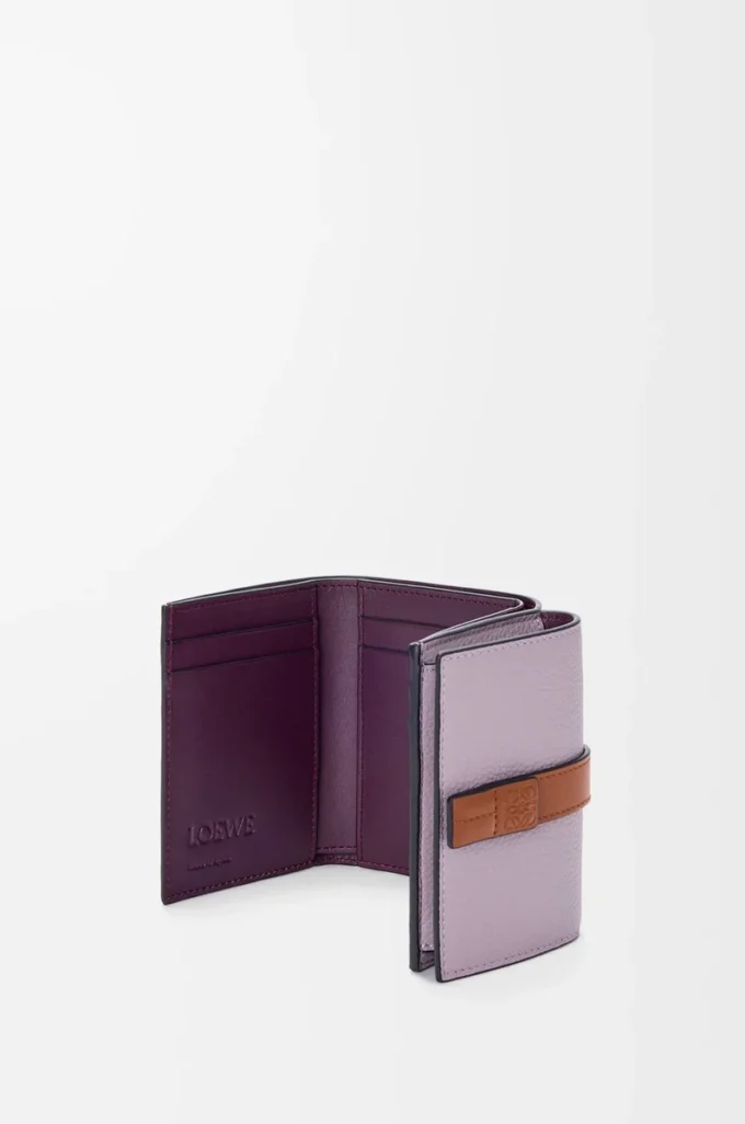 Trefaldig plånbok i mjukt kornat kalvskinn Dirty Mauve/Squirrel Trefaldig plånbok i mjukt kornat kalvskinn Dirty Mauve/Squirrel