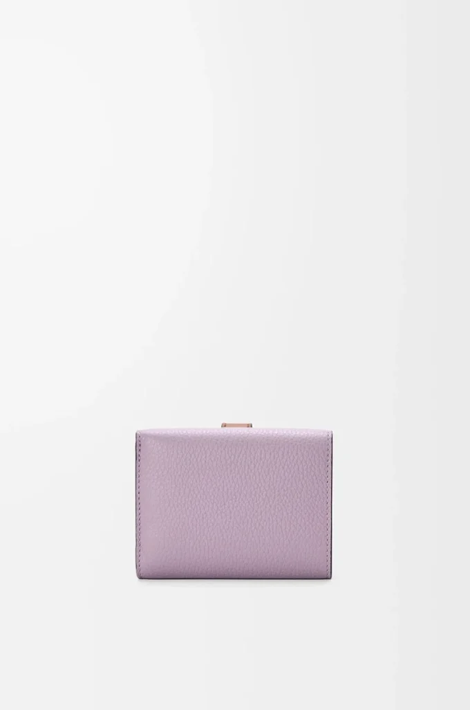 Trefaldig plånbok i mjukt kornat kalvskinn Dirty Mauve/Squirrel Trefaldig plånbok i mjukt kornat kalvskinn Dirty Mauve/Squirrel