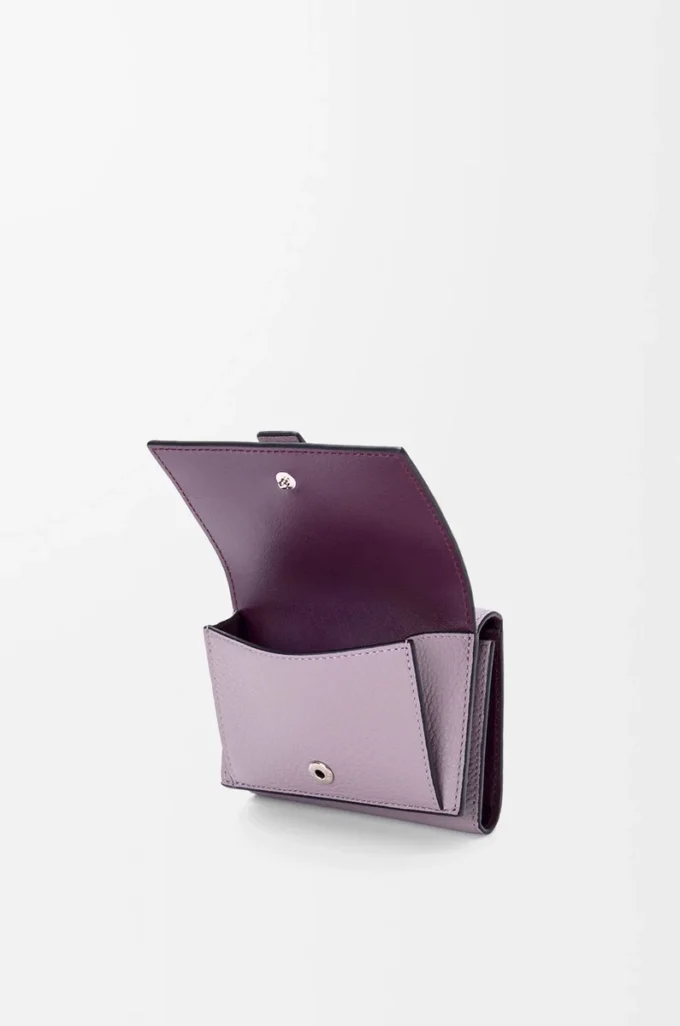 Trefaldig plånbok i mjukt kornat kalvskinn Dirty Mauve/Squirrel Trefaldig plånbok i mjukt kornat kalvskinn Dirty Mauve/Squirrel