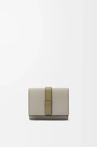 Trefaldig plånbok i mjukt kornat kalvskinn Shell Grey/Eucalyptus