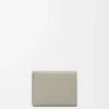 Trefaldig plånbok i mjukt kornat kalvskinn Shell Grey/Eucalyptus Trefaldig plånbok i mjukt kornat kalvskinn Shell Grey/Eucalyptus