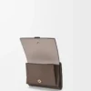 Trefaldig plånbok i mjukt kornat kalvskinn Taupe/Gold Trefaldig plånbok i mjukt kornat kalvskinn Taupe/Gold