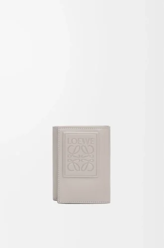 Trefaldig plånbok i satin kalvskinn Shell Grey