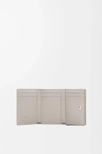 Trefaldig plånbok i satin kalvskinn Shell Grey