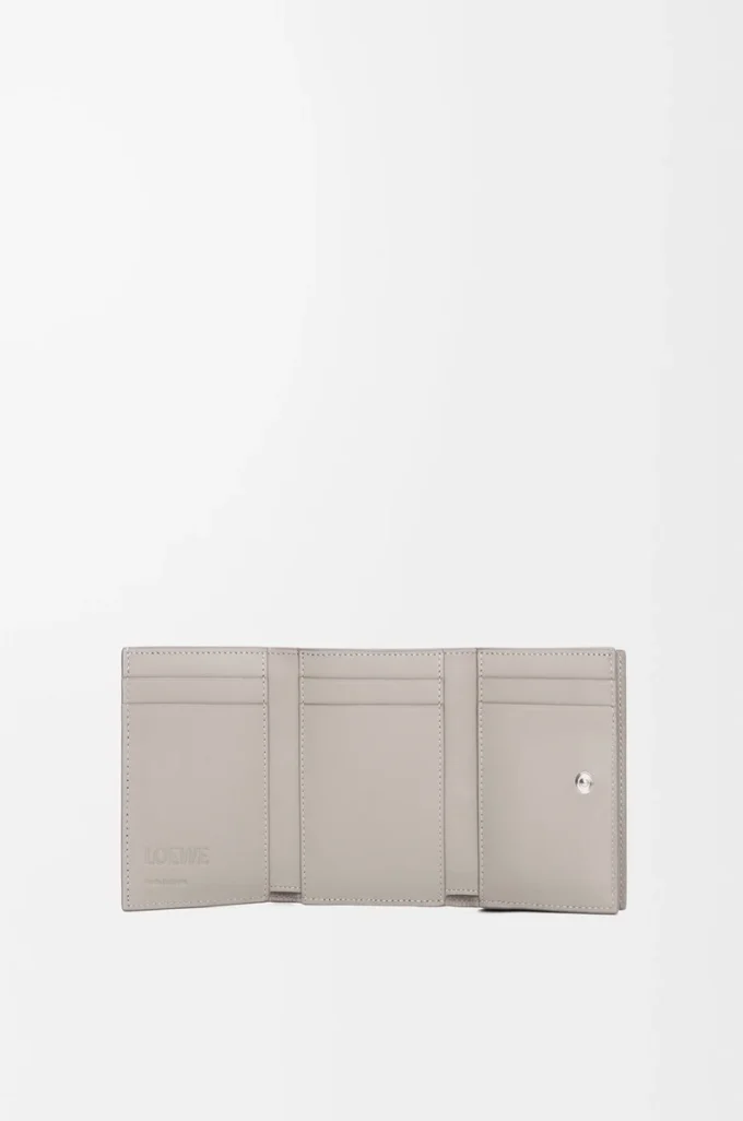 Trefaldig plånbok i satin kalvskinn Shell Grey