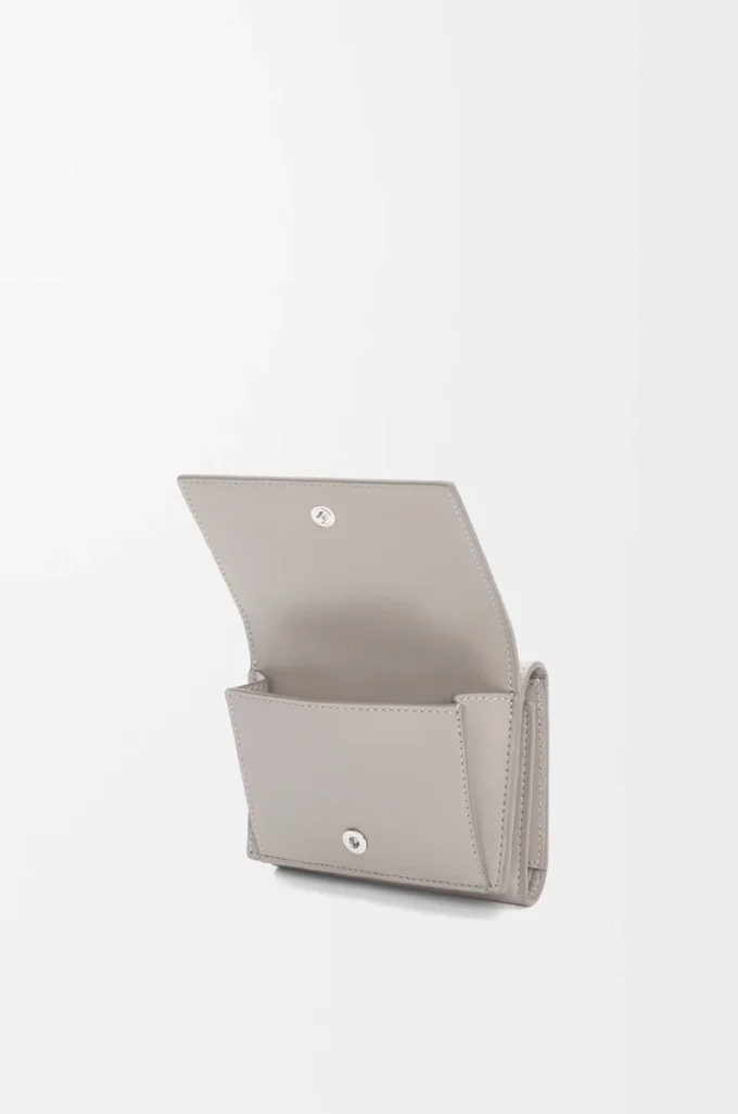 Trefaldig plånbok i satin kalvskinn Shell Grey
