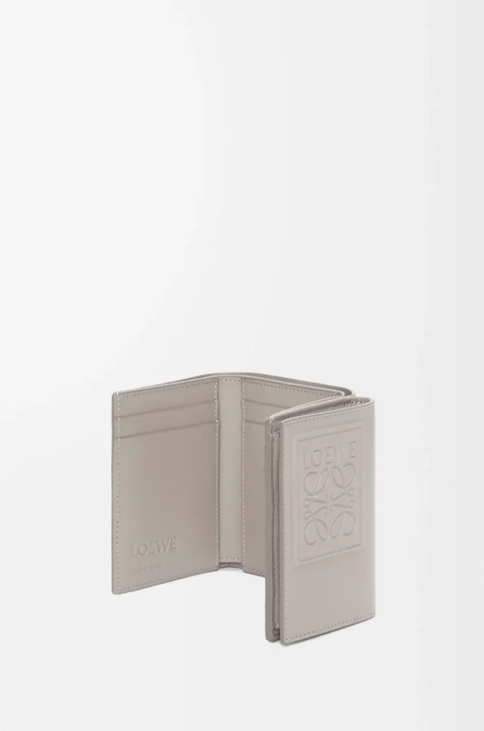 Trefaldig plånbok i satin kalvskinn Shell Grey