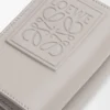 Trefaldig plånbok i satin kalvskinn Shell Grey