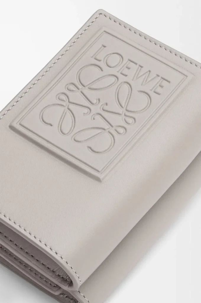 Trefaldig plånbok i satin kalvskinn Shell Grey