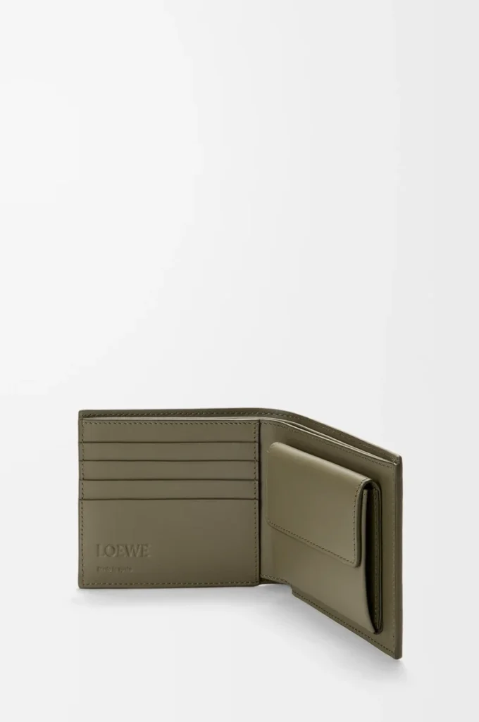 Tvåfaldig myntplånbok i satin kalvskinn Khaki Green Tvåfaldig myntplånbok i satin kalvskinn Khaki Green